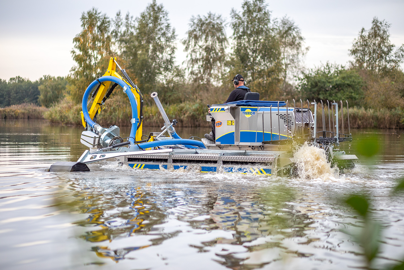 Truxor Wetland Equipment maakt wereldwijd efficiënt waterbeheer mogelijk. De amfibievoertuigen voeren zware klussen uit en zijn tegelijkertijd ontzienend voor de omgeving.