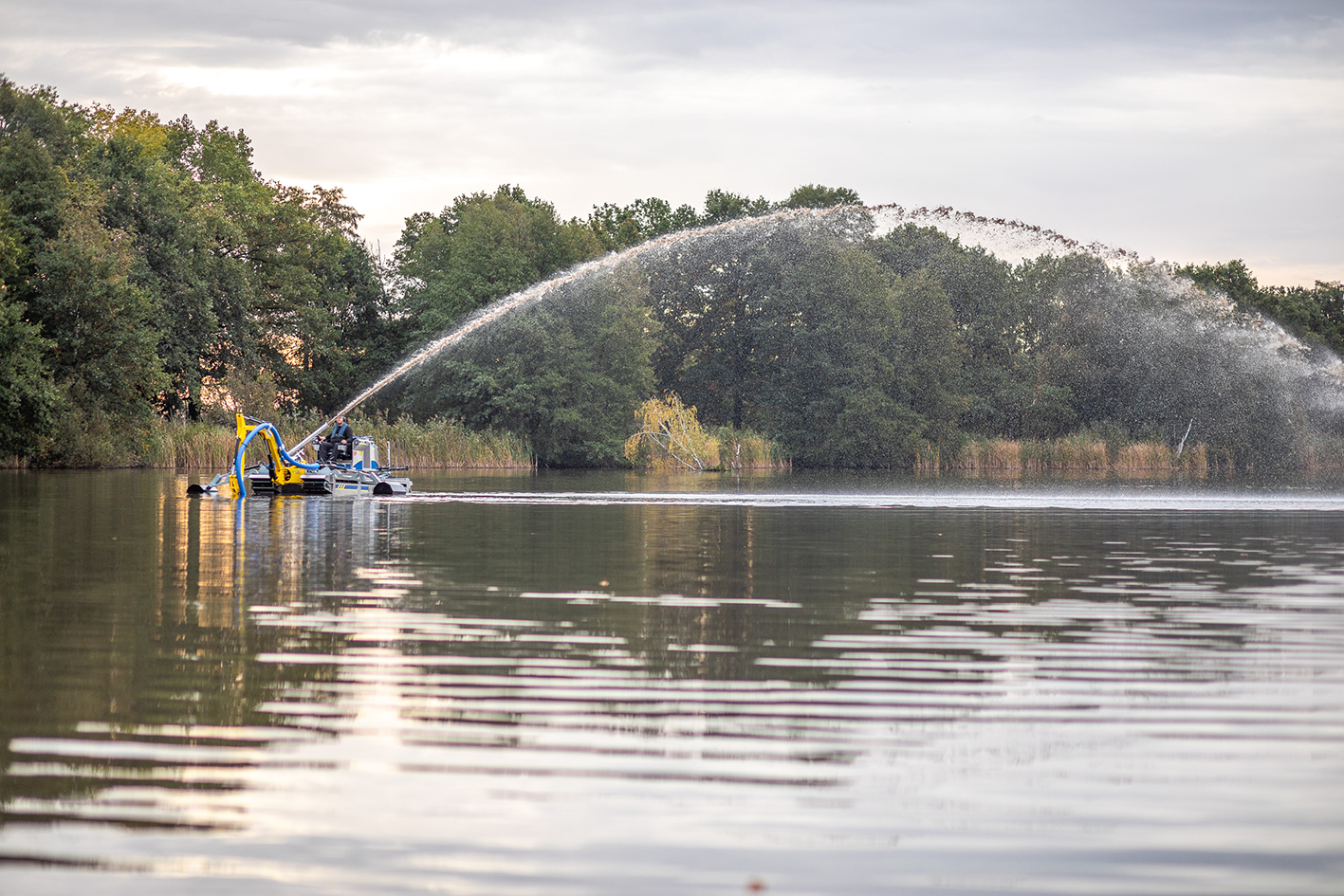De Truxor T50 is een krachtige amfibische werktuigdrager die zeer geschikt is voor baggerwerkzaamheden in ondiep water, sloten en kwetsbare natuurgebieden